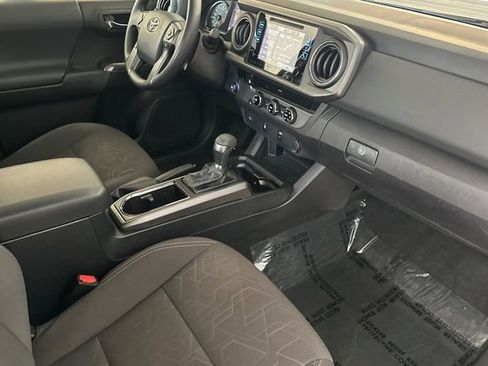 Used 2017 Toyota Tacoma TRD Sport image 16