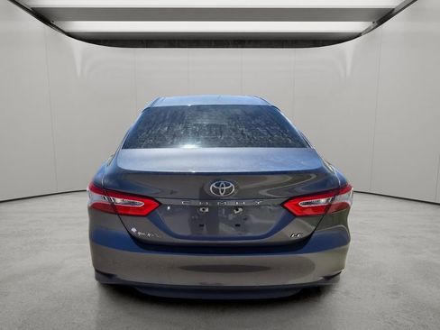 Used 2018 Toyota Camry LE image 4