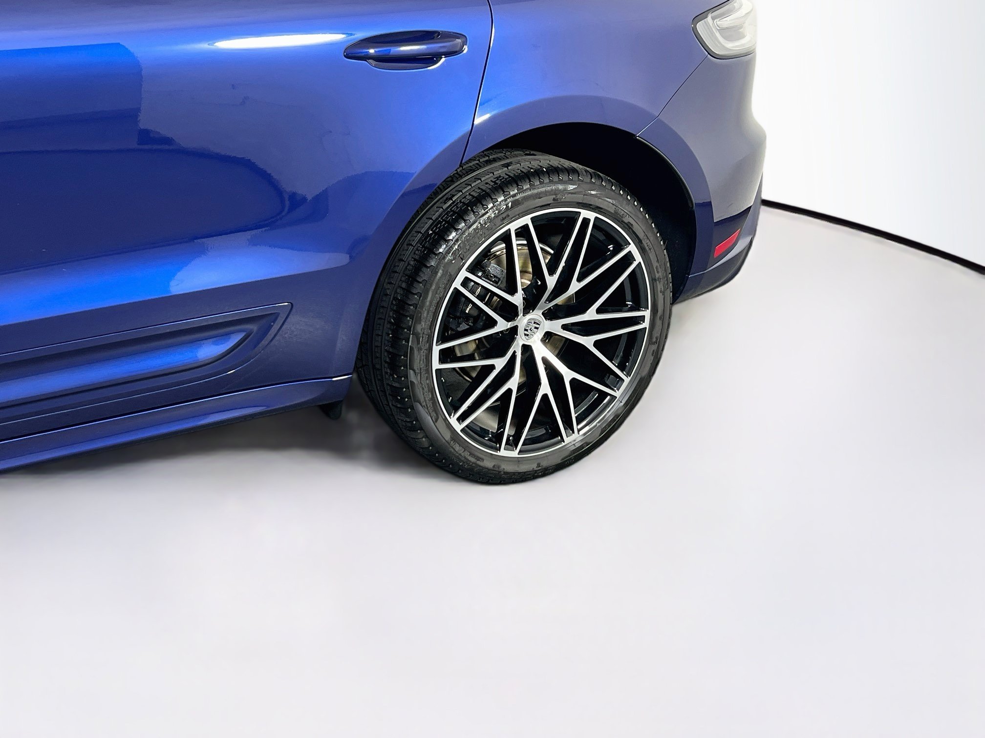 Used 2025 Porsche Macan w/ Premium Package Plus AWD/4WD image 31