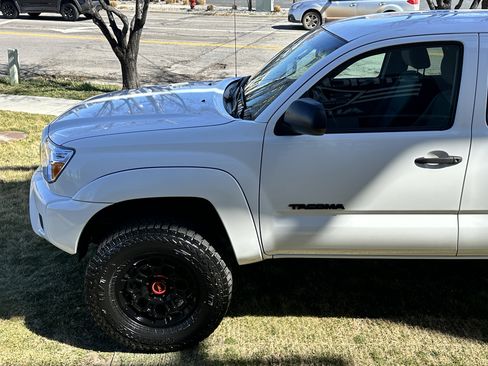 Used 2015 Toyota Tacoma w/ SR5 Package image 10