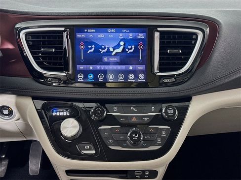 Used 2020 Chrysler Pacifica Limited image 16