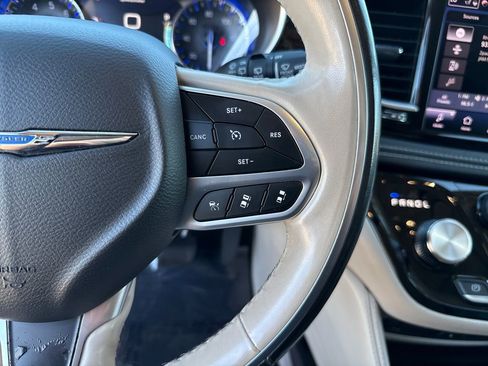 Used 2021 Chrysler Pacifica Limited w/ Uconnect Theater Family Group image 17