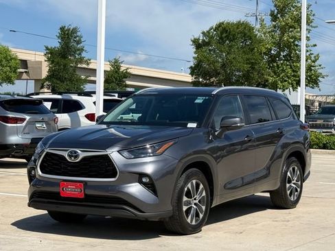 Used 2025 Toyota Highlander XLE FWD image 6