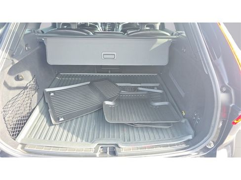 Used 2018 Volvo XC60 T6 R-Design w/ Convenience Package image 10