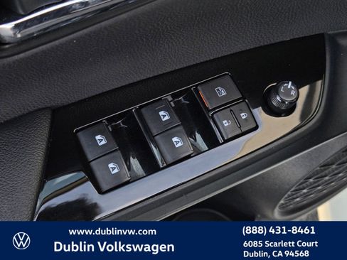 Used 2018 Toyota Prius Prime Premium image 11