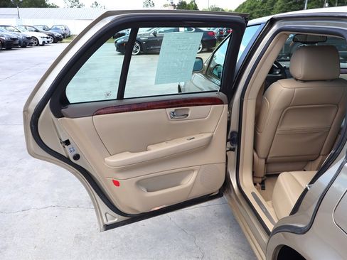 Used 2006 Cadillac DTS w/ Trunk Convenience Package FWD image 33