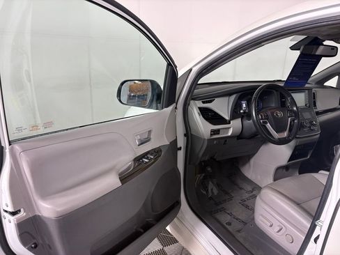 Used 2018 Toyota Sienna XLE w/ XLE Navigation Package image 12