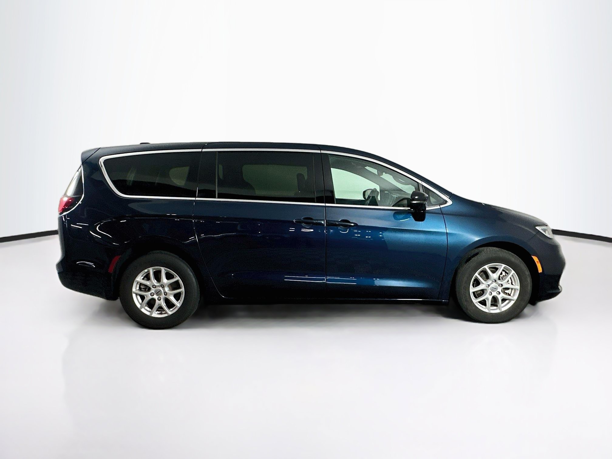 Used 2025 Chrysler Pacifica Select FWD image 10