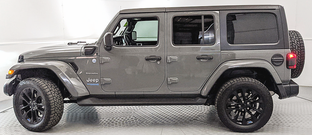 Used 2022 Jeep Wrangler Unlimited Sahara AWD/4WD image 5