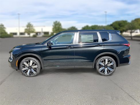 New 2025 Mitsubishi Outlander SE image 4