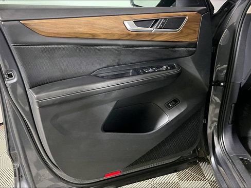 Used 2025 Volkswagen Atlas SE FWD image 18