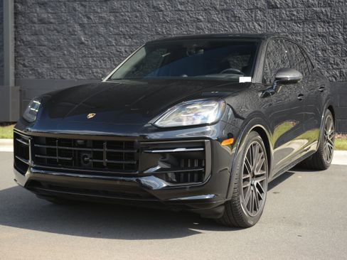 Used 2025 Porsche Cayenne GTS AWD/4WD image 41
