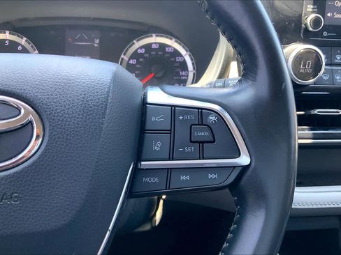 Used 2021 Toyota Highlander LE FWD image 25