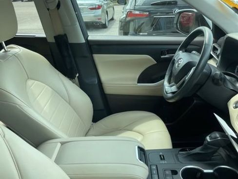 Used 2022 Toyota Highlander XLE image 8