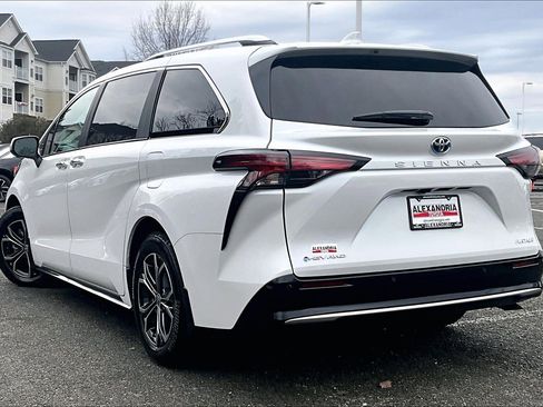 Used 2025 Toyota Sienna Platinum image 11