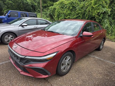 Used 2024 Hyundai Elantra SE FWD image 5