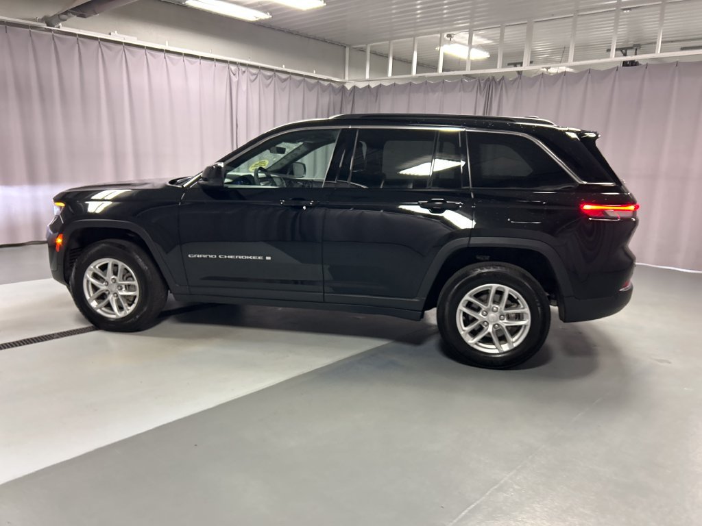 Used 2025 Jeep Grand Cherokee Laredo X w/ Luxury Tech Group I AWD/4WD image 4
