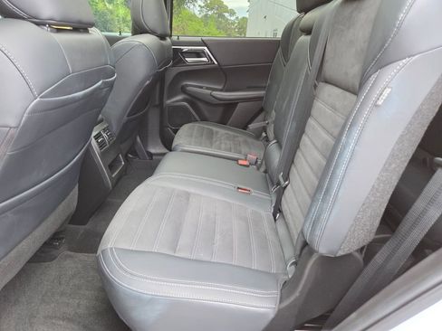 Used 2024 Mitsubishi Outlander SE FWD image 24