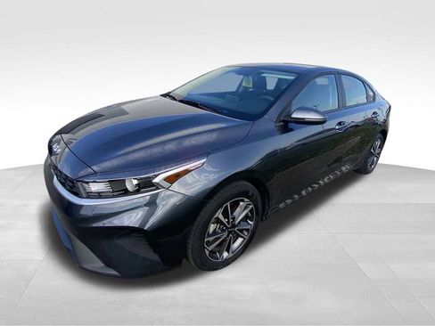 Used 2024 Kia Forte LXS w/ LXS Technology Package FWD image 2