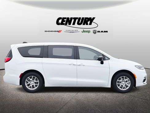 New 2026 Chrysler Pacifica Select image 2