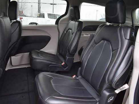 Used 2023 Chrysler Pacifica Touring-L FWD image 18