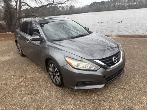 Used 2016 Nissan Altima 2.5 SL w/ 2.5 Technology Package image 2