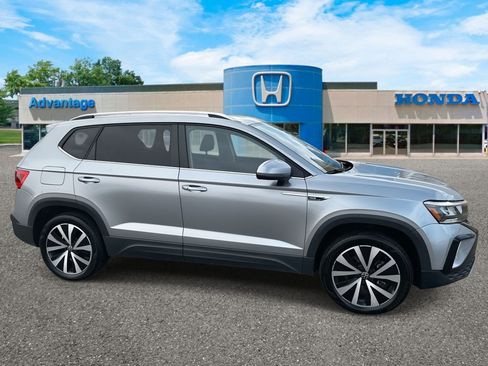 Used 2022 Volkswagen Taos SE image 3