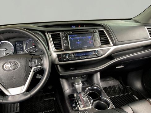 Used 2019 Toyota Highlander SE AWD/4WD image 9