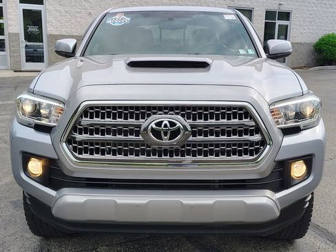 Used 2017 Toyota Tacoma TRD Sport w/ Premium & Technology Package AWD/4WD image 4