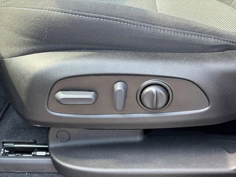 Used 2023 Chevrolet Traverse LT image 15