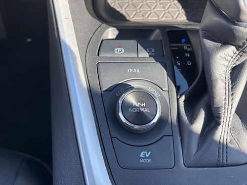 Used 2022 Toyota RAV4 XLE Premium image 32