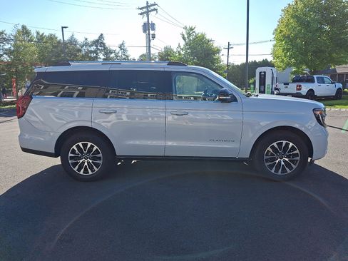 Certified 2025 Ford Expedition Platinum AWD/4WD image 4