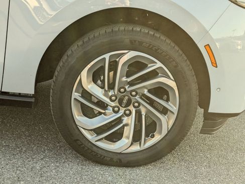 Certified 2025 Lincoln Navigator Reserve image 13