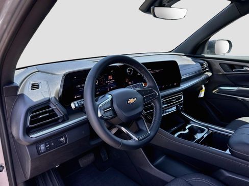 Used 2026 Chevrolet Traverse LT w/ Driver Confidence Package FWD image 9