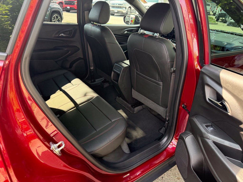 Used 2025 Chevrolet Trax RS w/ Driver Confidence Package FWD image 14