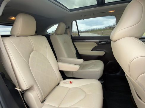 Used 2021 Toyota Highlander Platinum AWD/4WD image 36