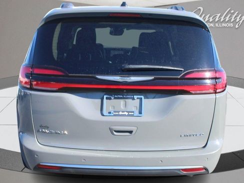 Used 2023 Chrysler Pacifica Limited image 5