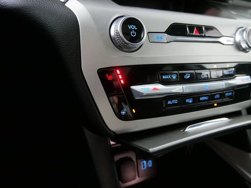 Used 2022 Ford Explorer XLT image 24