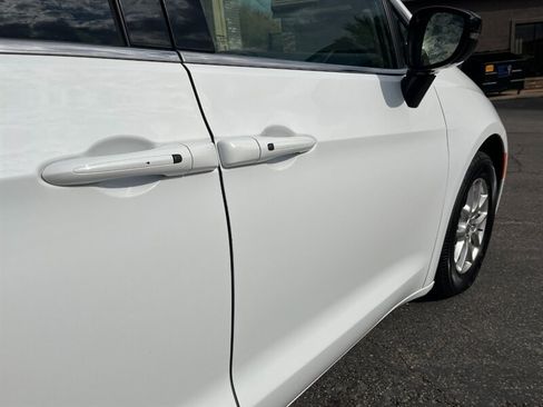 Used 2024 Chrysler Pacifica Touring-L FWD image 30