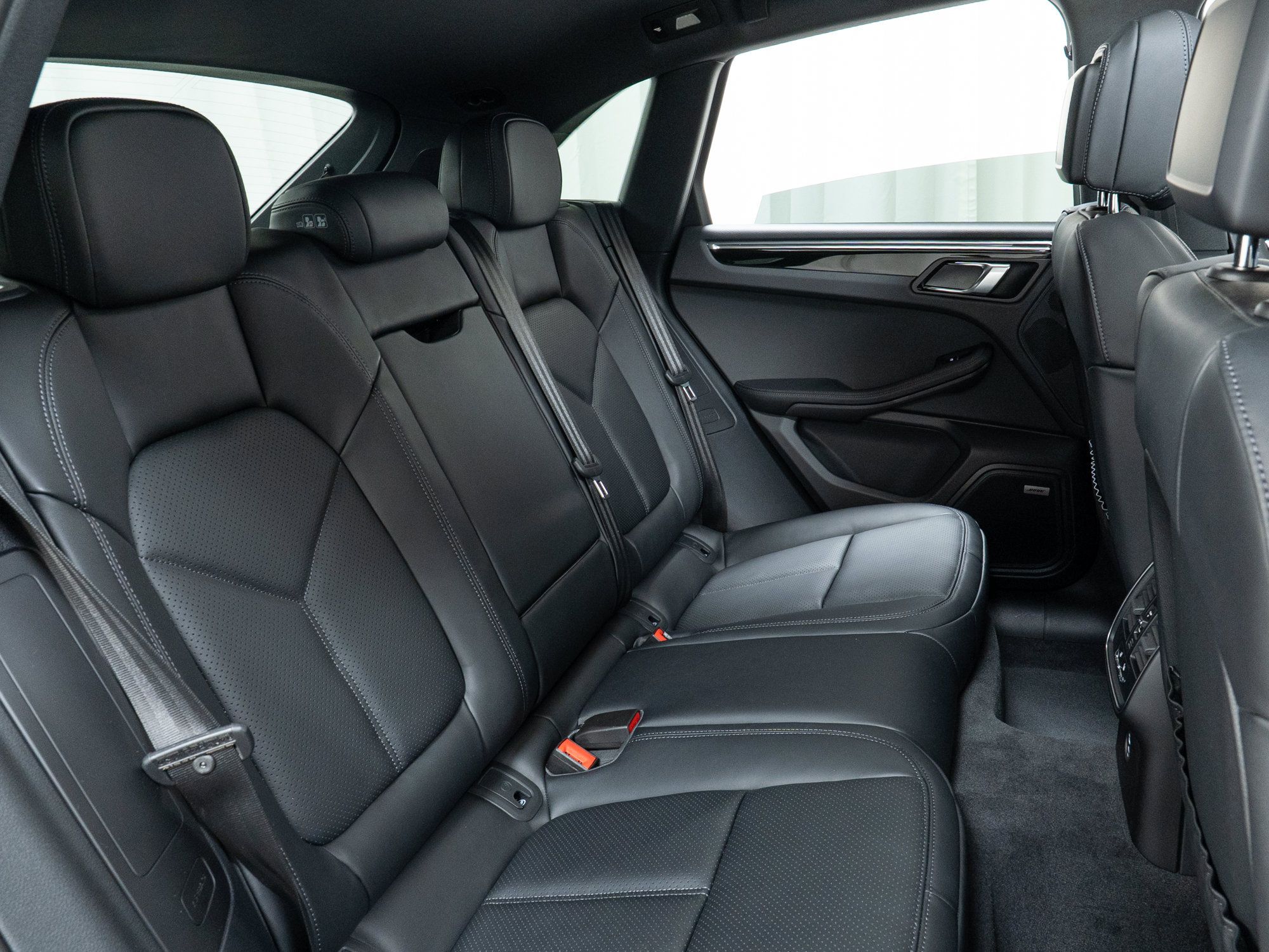 Certified 2025 Porsche Macan AWD/4WD image 28