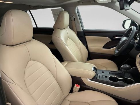 Used 2022 Toyota Highlander XLE image 14