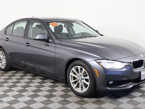 Used 2018 BMW 320i Sedan image 2