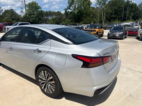 Used 2024 Nissan Altima 2.5 SV FWD image 15
