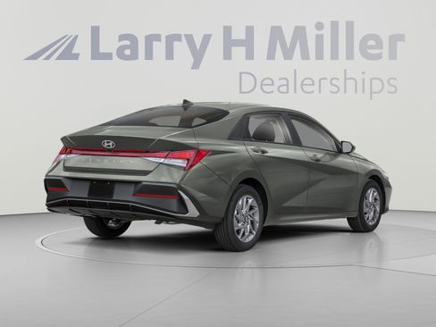 Used 2024 Hyundai Elantra SEL w/ Convenience Package FWD image 2