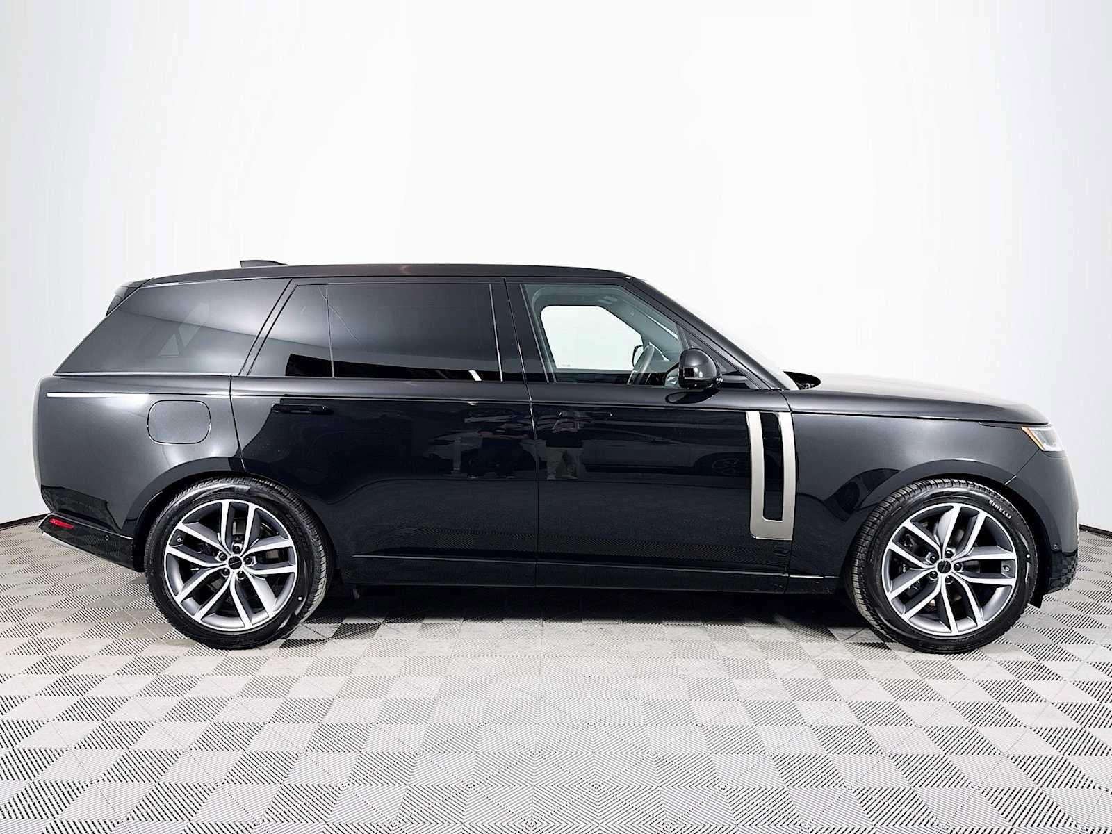New 2026 Land Rover Range Rover Long Wheelbase SE AWD/4WD image 4
