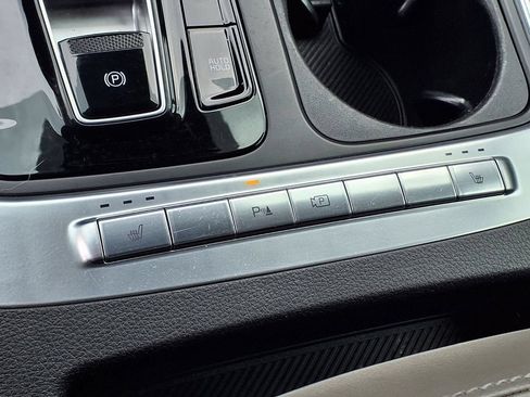 Used 2025 Kia Carnival EX FWD image 31