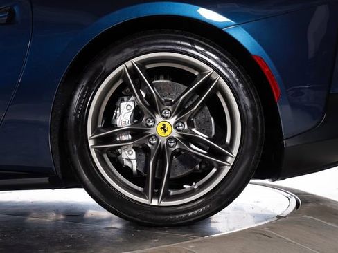 Used 2021 Ferrari 812 GTS RWD image 18