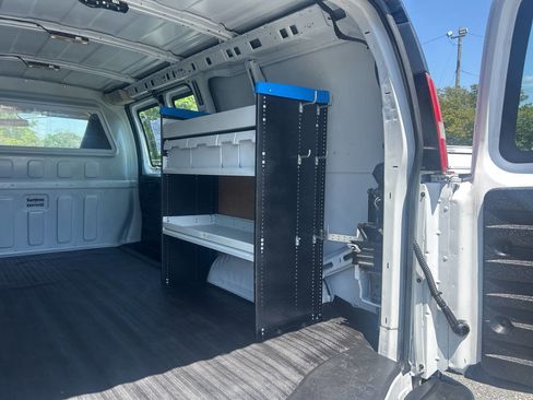 Used 2017 Chevrolet Express 2500 RWD image 21