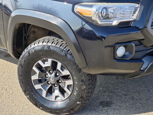 Used 2020 Toyota Tacoma TRD Off-Road image 2