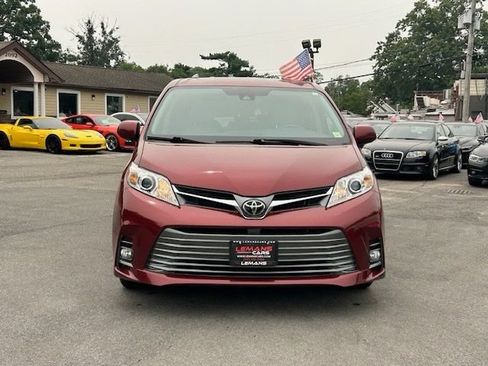 Used 2020 Toyota Sienna XLE w/ XLE Navigation Package AWD/4WD image 2